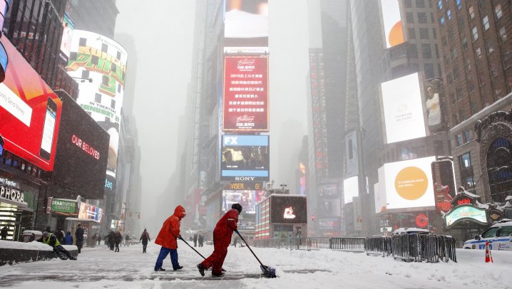 Watch this dude shred the NYC blizzard right through Times Square new york, offbeat guide to new york travel